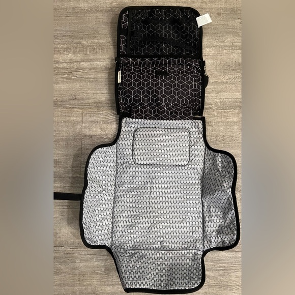 Keababies Handbags - KEABABIES Foldable Diaper Changing Pad - Geometric black/Grey Print NEW